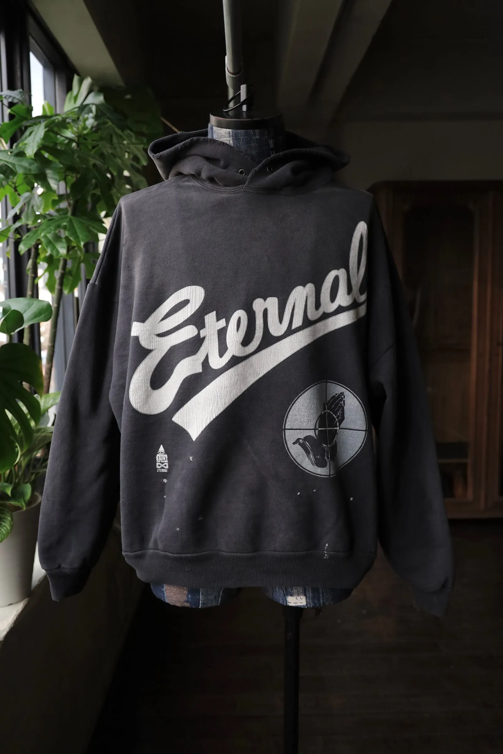 SAINT Mxxxxxx × FEAR OF GOD FG_HOODIE/SNT OF GOD/BLK FOG joint model ETERNAL praying crosshair distressed hoodie. Washed black S-XL. This season's popular super popular joint model. The original version is the same. Thin spring and summer fabrics. The upper body is comfortable. The BOXY version of the short fat wide shoulder line. Fashion darling wears it with a high-end feel. Heavy washing and water fading technology. The horse is repositioned. Excessive wear and damage graffiti treatment. Correct version FOG joint main mark/wash water mark/little angel label
